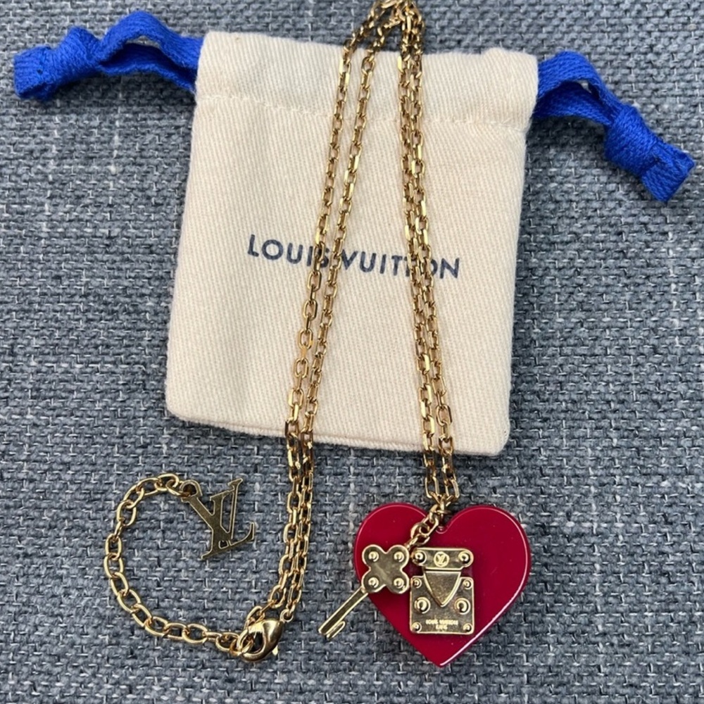 Louis Vuitton HEART pendant necklace